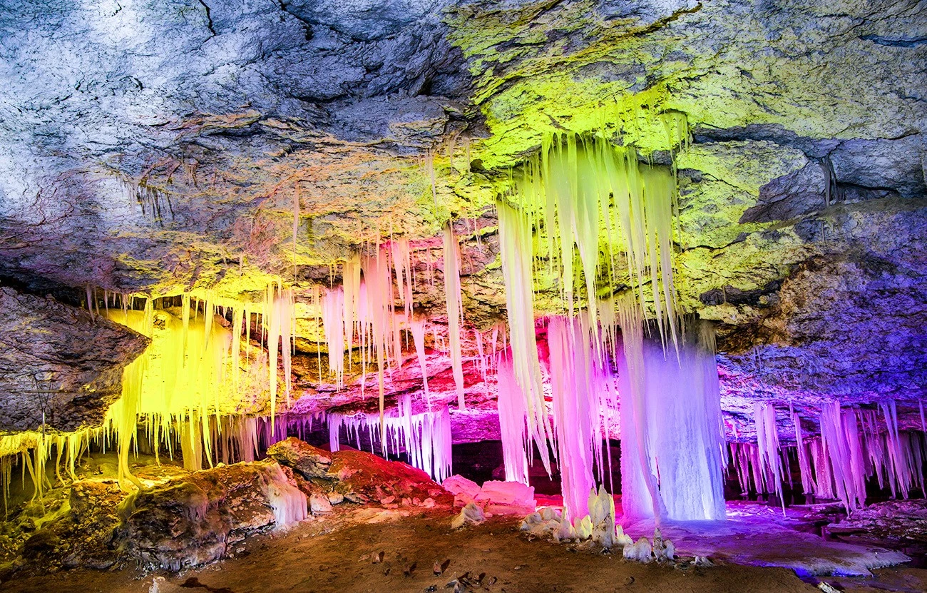 Choáng ngợp trước loạt hang động băng tuyệt đẹp ở Nga