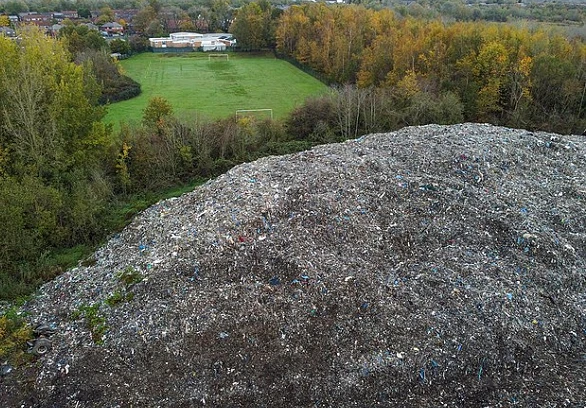 Hãi hùng 'núi rác' cao 9 mét gần khu dân cư ở Anh