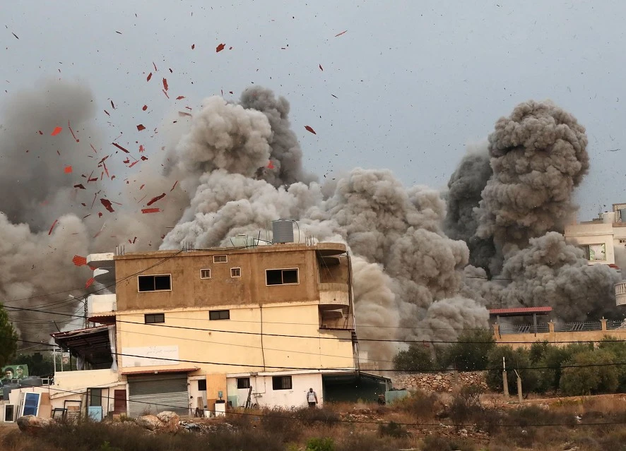 Quân đội Israel tiếp tục không kích Lebanon, 10 người thương vong