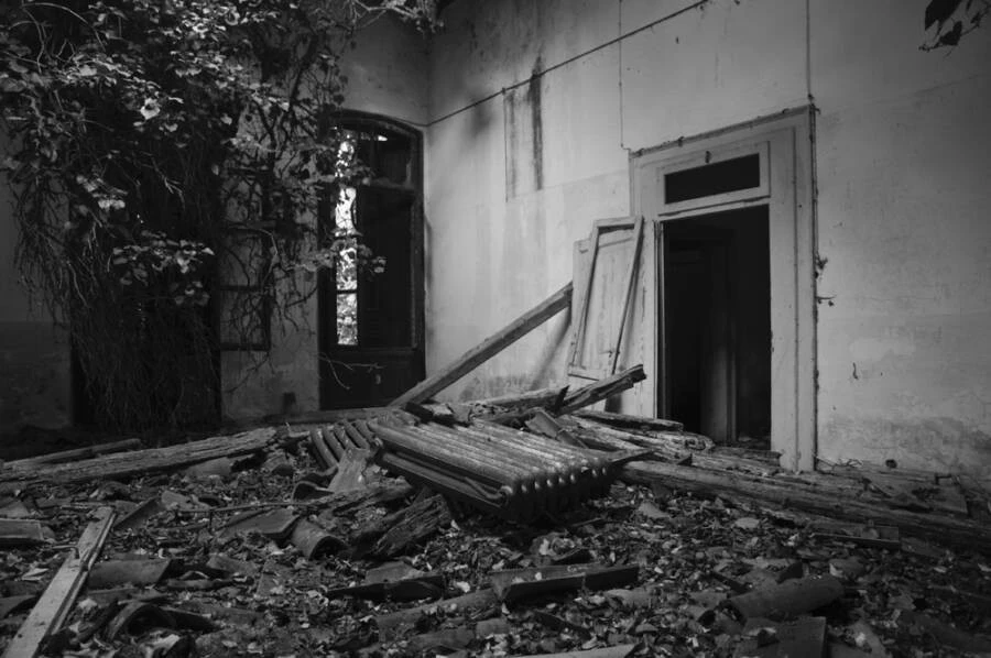 Bên trong bệnh viện tâm thần bỏ hoang trên đảo ở Italy