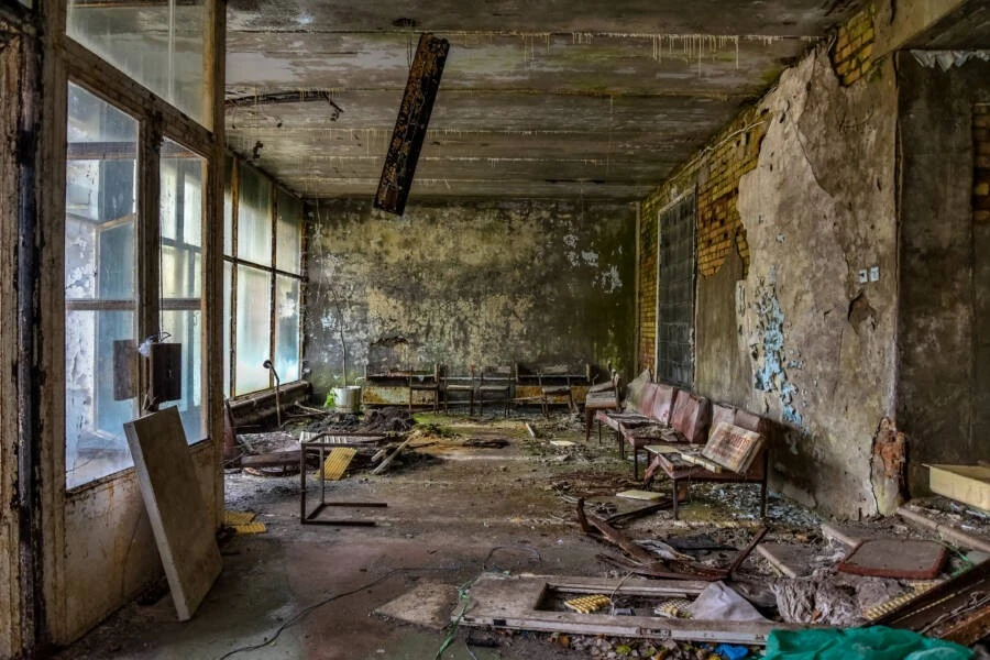 Ám ảnh bên trong bệnh viện Pripyat bỏ hoang ở Ukraine