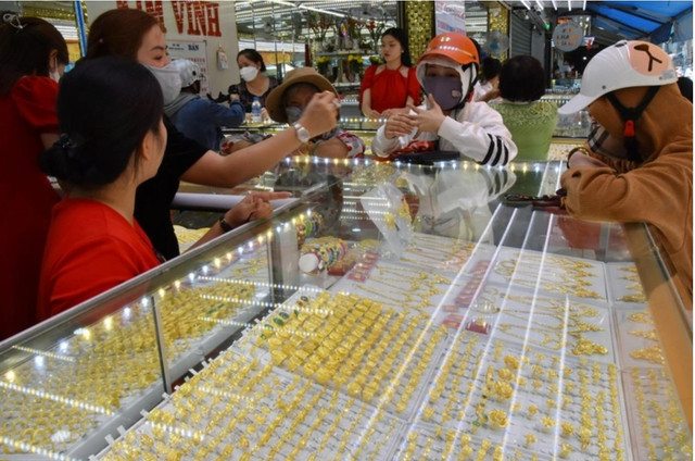Giá vàng hôm nay bốc hơi dữ dội giavang12-8.png