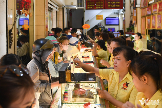 Giá vàng trong nước giảm mạnh. Ảnh: Chí Hiếu vang-27-7.jpg
