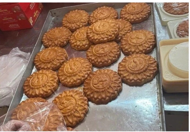 Cảnh sát Đà Nẵng phát hiện gần 10.000 chiếc bánh Trung thu không rõ nguồn gốc, hơn 6.000 sản phẩm bánh kẹo hết hạn sử dụng. Ảnh: C.A. banhtrungthu-1.png