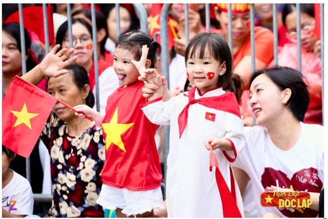 Trường hợp nhận thay, người dân phải có giấy ủy quyền hợp lệ; nếu nhận thay cho trẻ vị thành niên thì cần xuất trình giấy khai sinh. Ảnh: T.L. tien2-9.png