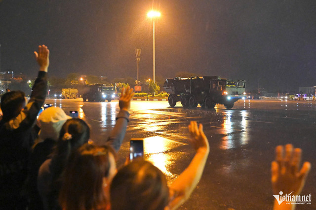 2h30, đoàn xe khí tài rời trường đua F1 gần sân vận động Mỹ Đình, rất đông người dân có mặt vẫy chào đoàn xe. Ảnh: Nguyễn Huy dieubinh-11.jpg