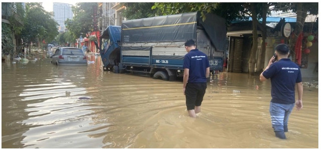 Nhân viên công ty bảo hiểm đi kiểm tra xử lý, chi trả quyền lợi cho khách hàng xe-2.png