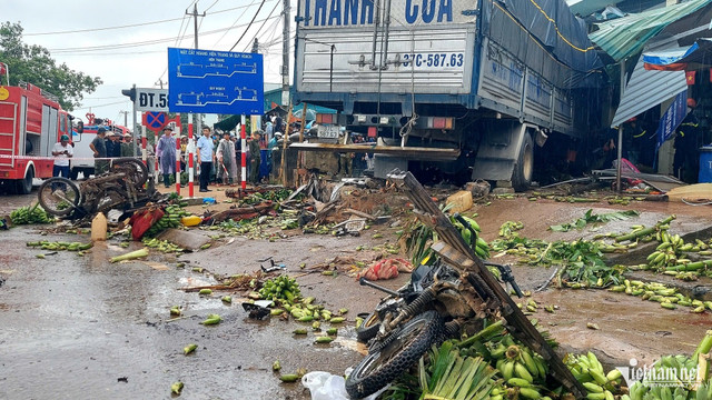 Xe tải lao vào chợ Tân Long thời điểm có đông đúc người dân giao thương. Ảnh Vietnamnet. xe-laobao.jpg
