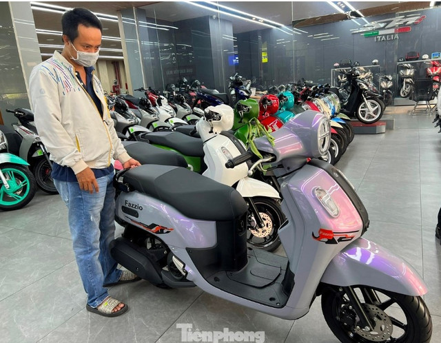 Khách mua xe xăng tại TPHCM. Ảnh: Uyên Phương xedien-2.png