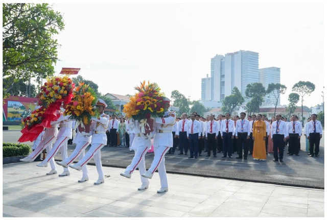 Các đại biểu tham dự Đại hội đại biểu Đảng bộ UBND TP HCM đã dâng hương, dâng hoa Chủ tịch Hồ Chí Minh tại Bộ tư lệnh TP HCM trước phiên trù bị dangbotphcm-2.png