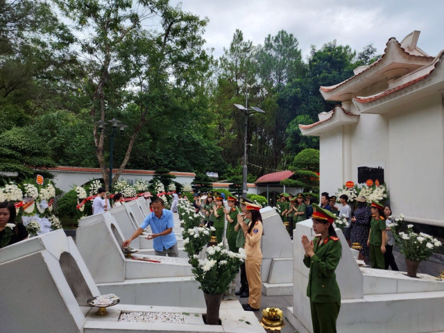 Thế hệ trẻ hôm nay thắp nhang tưởng nhớ, tri ân tại khu mộ 10 nữ Anh hùng liệt sĩ thanh niên xung phong Ngã ba Đồng Lộc. Ảnh: Mạnh Chởi tbls-2.jpg