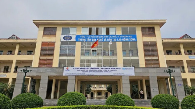 Công ty Hoàng Long và Công ty SONA không được tham gia chương trình đưa người lao động Việt Nam đi làm việc trong ngành nông nghiệp tại Úc sau khi lãnh đạo 2 doanh nghiệp này bị bắt. Trong ảnh: Trung tâm dạy nghề và đào tạo lao động SONA (địa chỉ tại thôn Do Hạ, xã Tiền Phong, huyện Mê Linh, Hà Nội). sona-1.png