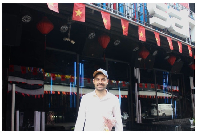 Anh Thomas (28 tuổi), du khách Pháp, ấn tượng trước hình ảnh cờ Tổ quốc rực rỡ ở TP HCM codo-3.png