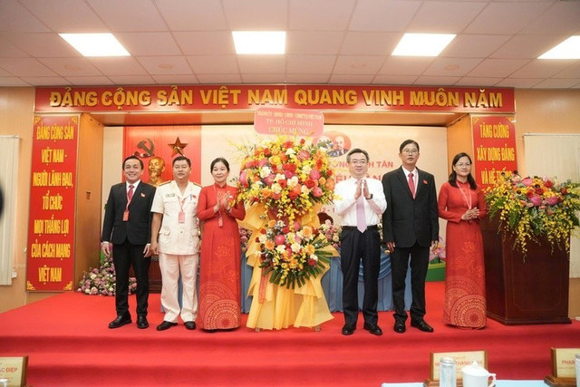 Phó Bí thư Thường trực TP HCM Nguyễn Thanh Nghị tặng hoa của Thành ủy TP HCM chúc mừng đại hội dh-pbinhtan-1.jpg