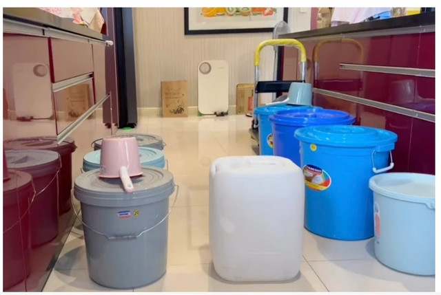 Phó chủ tịch Hiệp hội Bất động sản TP.HCM phản ánh căn hộ V5-1002 tại chung cư Sunrise City South bị cắt nước suốt 8 tháng. Ảnh: FBNV. cbre-1.png