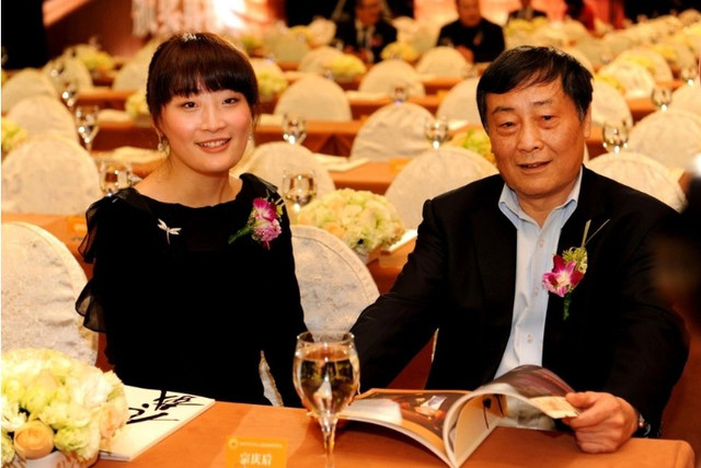 Tông Khánh Hậu, người giàu nhất Trung Quốc năm 2010 và là chủ tịch của tập đoàn đồ uống Wahaha, cùng con gái Tông Phức Lị vào năm 2012. Ảnh: Reuters. wahaha-1.png