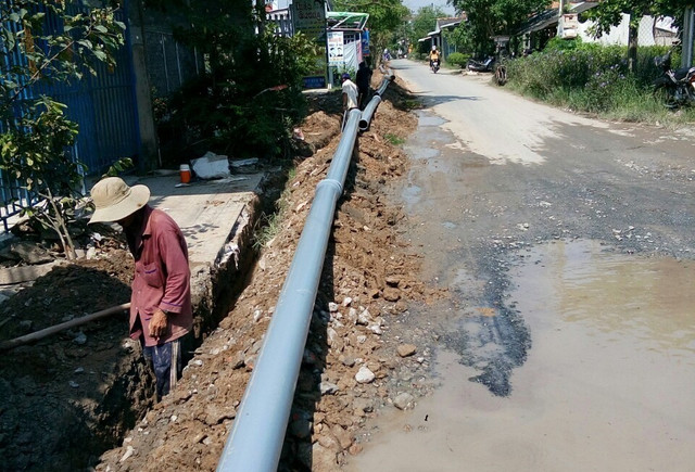 Công nhân Công ty Phố xanh đang thi công lắp đặt đường ống nước cấp tại Ngãi Đăng, huyện Mỏ Cày Nam, tỉnh Bến Tre (cũ). Ảnh facebook Công ty. phoxanh-2.jpg
