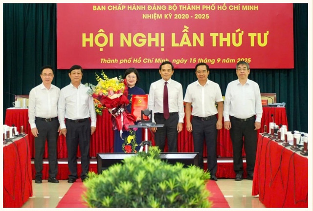 Lãnh đạo TP HCM chúc mừng bà Văn Thị Bạch Tuyết. Ảnh: DUY PHÚ ongtlq-2.png
