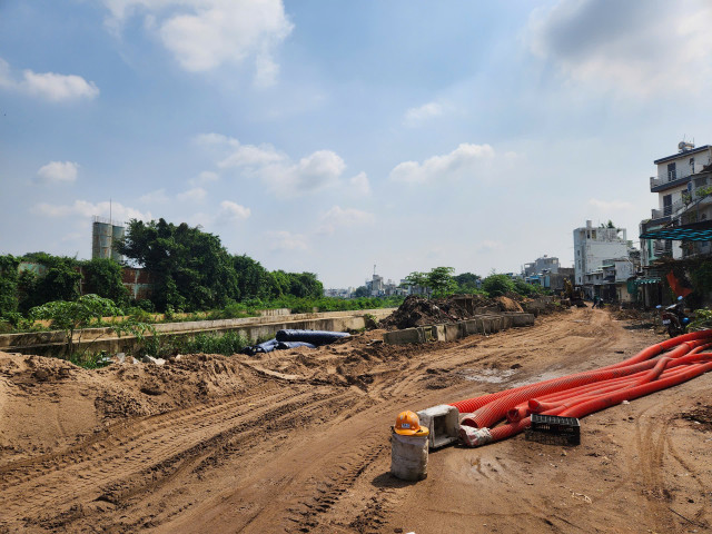 Gói thầu XL-05: đoạn từ cầu Tân Kỳ Tân Quý đến cầu Bưng đang chỉ có vài công nhận làm việc tại công trường. Ảnh N.T. z6723955791047-489aea67b0b52a8d6d9430a1da3b7f05.jpg