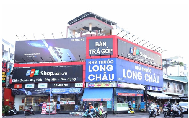Long Châu đã bứt phá trong cuộc đua "tam mã" với An Khang và Pharmacity để dẫn đầu thị trường chuỗi nhà thuốc. Ảnh: FRT. longchau-2.png