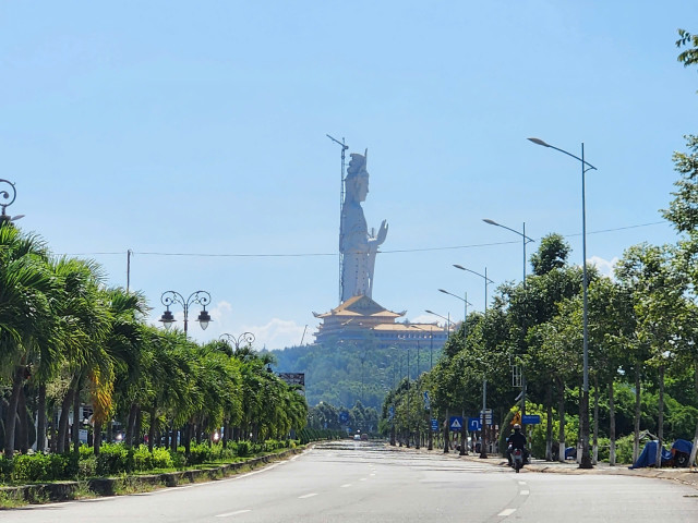 Với chiều cao nổi bật của mình, du khách có thể dễ dàng thấy bức tượng này ở nhiều vị trí khác nhau. Đẹp nhất là đi trên đường Hoàng Sa và Trường Sa (nằm ở hai bên bờ sông Trà Khúc). z6740011347108-5a5cc335e46967f430338e90cca8552a.jpg
