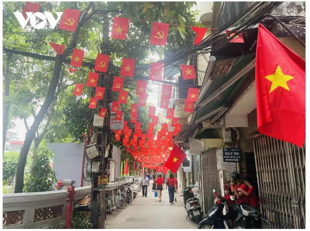 Khắp phố phường Hà Nội, từ con ngõ nhỏ đến những trục đường lớn, sắc đỏ rực rỡ của cờ Tổ quốc ngập tràn codo-1.png
