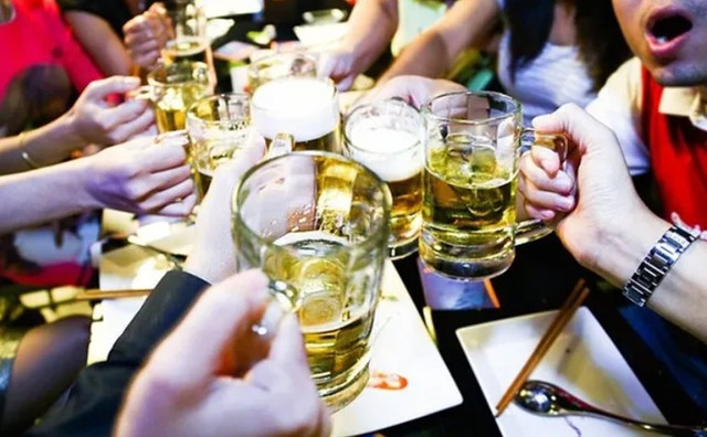 Đại diện phía doanh nghiệp cho rằng, cần bãi bỏ giấy phép kinh doanh trong lĩnh vực phân phối, bán buôn, bán lẻ rượu. biaruou-1.png