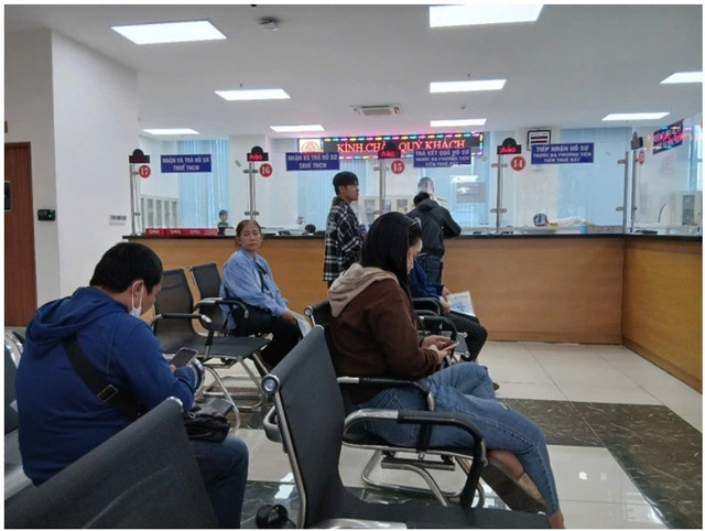 Người dân giao dịch tại một cơ quan thuế ở TP HCM mienthue-1.png
