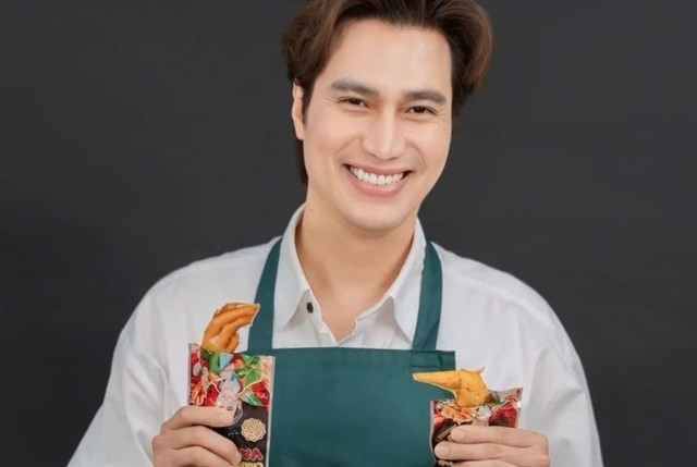 Diễn viên Việt Anh tích cực quảng bá, livestream bán chân gà ăn vặt. Ảnh: Facebook Việt Anh. vietanh-1.png