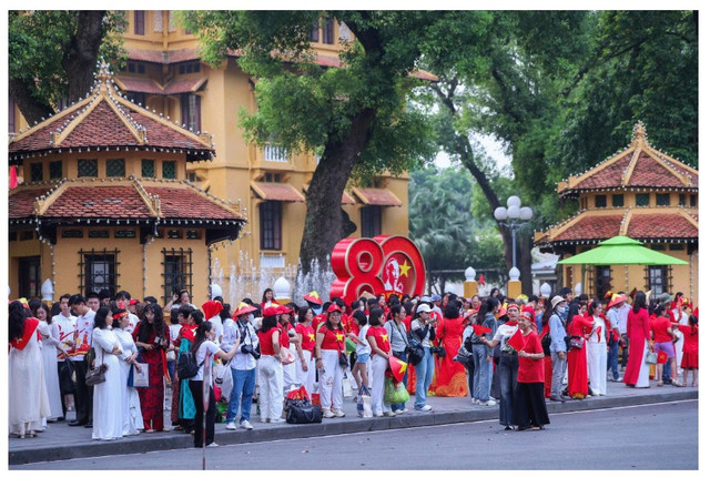 Người dân tập trung bên ngoài trụ sở Bộ Ngoại giao để chụp ảnh lưu niệm trước thời khắc diễn ra buổi tổng duyệt. Ảnh: HOÀNG TRIỀU 80nam-1.png