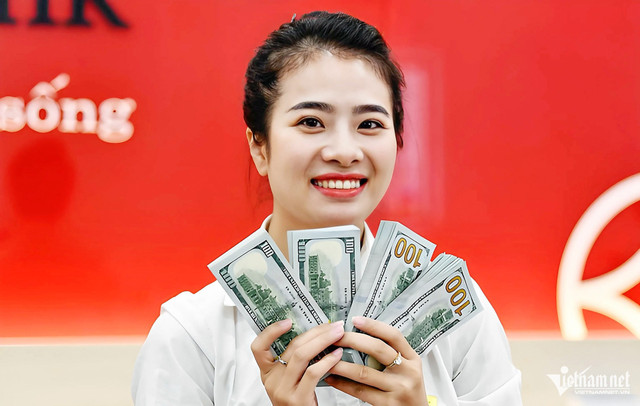 Giá USD ngân hàng lập đỉnh mới. Ảnh: Nam Khánh gianganhang-1.jpg