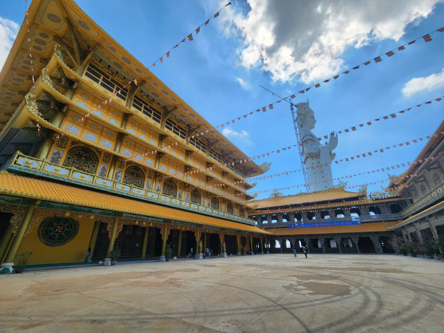 Chùa có khu Chánh điện hơn 12.000 m2 có Đại Hùng Bảo Điện với ba tượng Phật cao 21 m, hai bức tường khắc 64 bức phù điêu về cuộc đời Đức Phật. z6740011138780-c362ef3ae9a48be0f7a7a8ec72f379ae.jpg