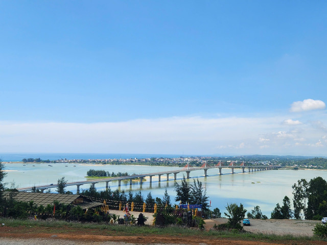 Đến đây, du khách có thể nhìn thấy Cửa Đại - nơi sông Trà Khúc đổ ra biển. z6740011100057-7e5ca941e68f0e797fca70b6d35cb41e.jpg