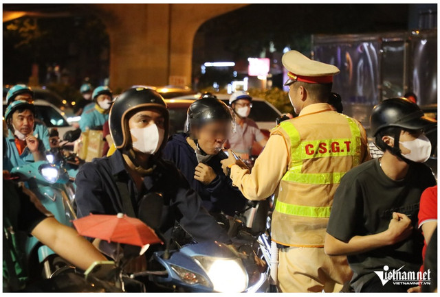 Lực lượng CSGT Hà Nội kiểm tra vi phạm về nồng độ cồn. Ảnh: Đình Hiếu nongdocon-1.png