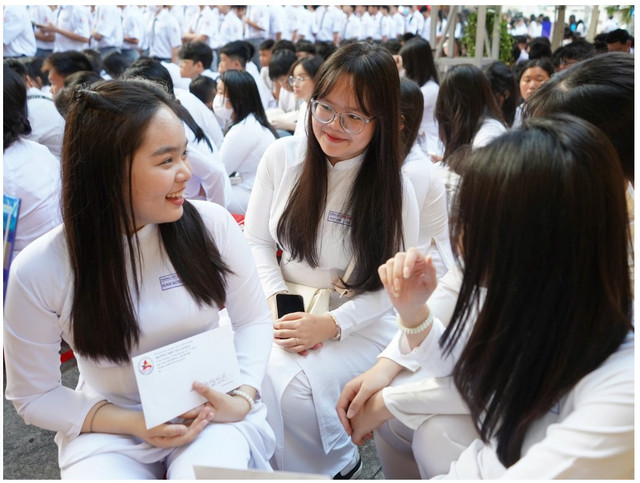 Học sinh TPHCM trong ngày khai giảng năm học mới. Ảnh: Thu Hà hocsinh-1-1460.png