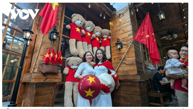 Mỗi góc nhỏ của quán cà phê là một sự sáng tạo nhằm đưa khách hàng hòa mình vào không khí thiêng liêng và niềm tự hào dân tộc codo-4.png
