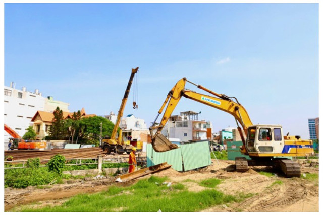 Dự án cải tạo rạch Xuyên Tâm đang được thi công khẩn trương. Ảnh: NGỌC QUÝ vanhdai-3.png