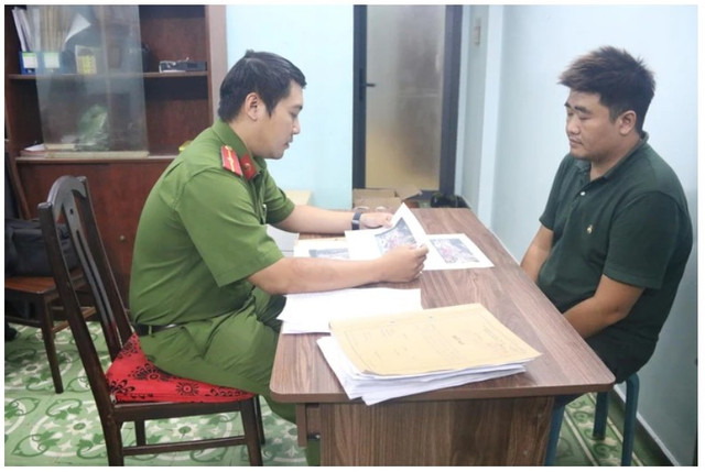 Công an lấy lời khai Nguyễn Lâm Minh Tuấn. Ảnh: CA nguyenlamtuan-1.png