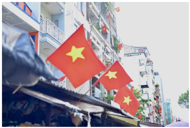 Cờ Tổ quốc tung bay trên đường Tôn Thất Đạm, phường Sài Gòn codo-2.png