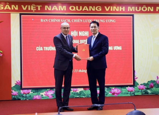 Ông Phạm Đại Dương, Phó trưởng Ban Chính sách, chiến lược Trung ương trao quyết định bổ nhiệm cho ông Nguyễn Hồng Hiển. Ảnh: Ban Chính sách, chiến lược Trung ương. mobi-1.png