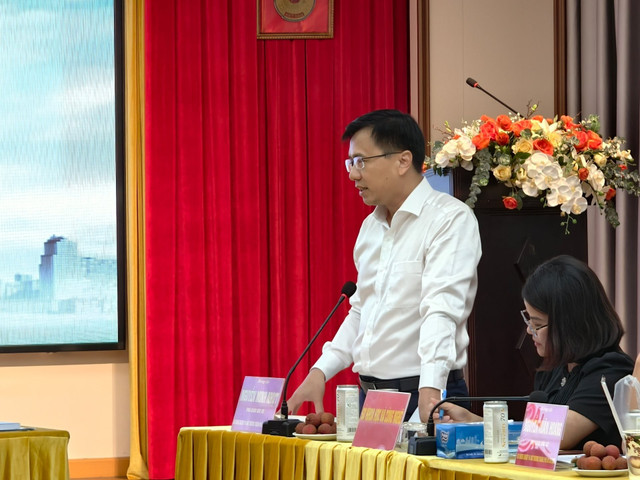 Ông Nguyễn Minh Nhựt - Phó giám đốc Sở NN&MT TP.HCM báo cáo hoạt động 6 tháng đầu năm 2025 với lãnh đạo TP. Ảnh: Q.D ht-2.jpg