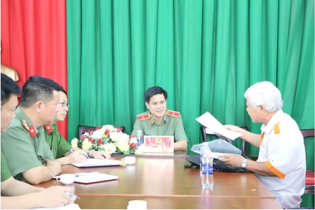 Thiếu tướng Nguyễn Đức Hải, Giám đốc Công an tỉnh Đồng Nai trực tiếp lắng nghe, ghi nhận kiến nghị của công dân (Ảnh: Công an Đồng Nai) giamdoca-dn-1.png