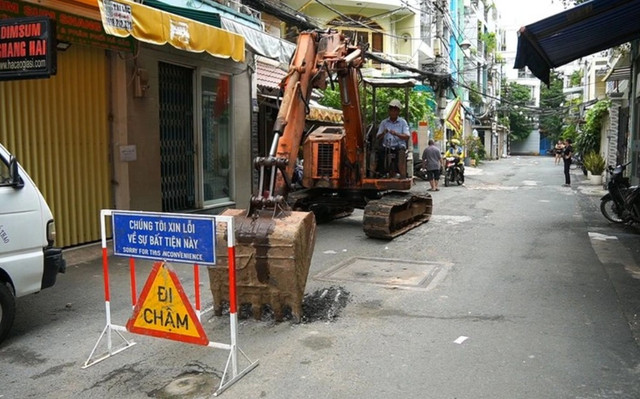 Duy tu, sửa chữa một tuyến hẻm trên địa bàn quận 3, TP HCM. Ảnh IT. hem-quan.png