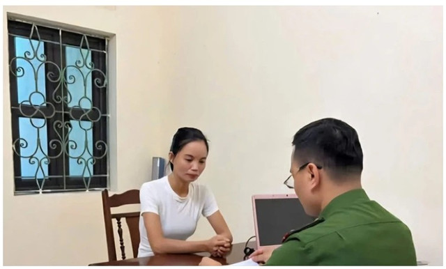 Đối tượng Trần Thị Huyền làm việc tại cơ quan công an. Ảnh: Công an tỉnh Hưng Yên. tranthihuyen-1.png