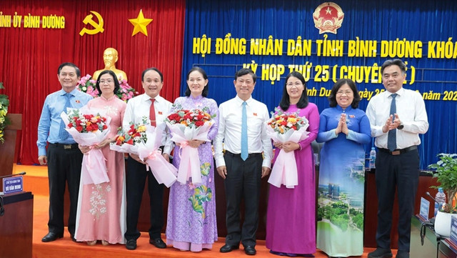 Lãnh đạo tỉnh tặng hoa tri ân cho các đồng chí là lãnh đạo các ban, cán bộ HĐND tỉnh bd-4.png