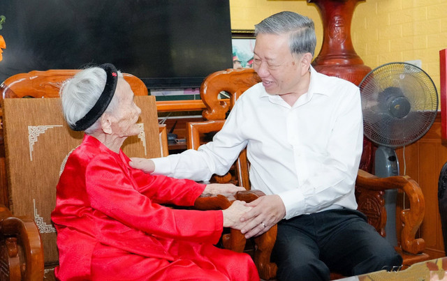 Giờ đây, khi đất nước đã hòa bình, cả dân tộc tri ân, không phải chỉ trong nghi lễ, mà bằng những hành động cụ thể. Trong ảnh: Tổng Bí thư Tô Lâm ân cần thăm hỏi Mẹ Việt Nam Anh hùng Lê Thị Sáu, 102 tuổi, tại khối 13, phường Bến Thuỷ, thành phố Vinh (cũ), Nghệ An. Ảnh: Phạm Bằng, chụp ngày 15/5/2025 tbt-tolam-1.jpg
