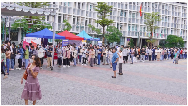 Sinh viên xếp hàng nhập học. Ảnh minh họa svien01.png