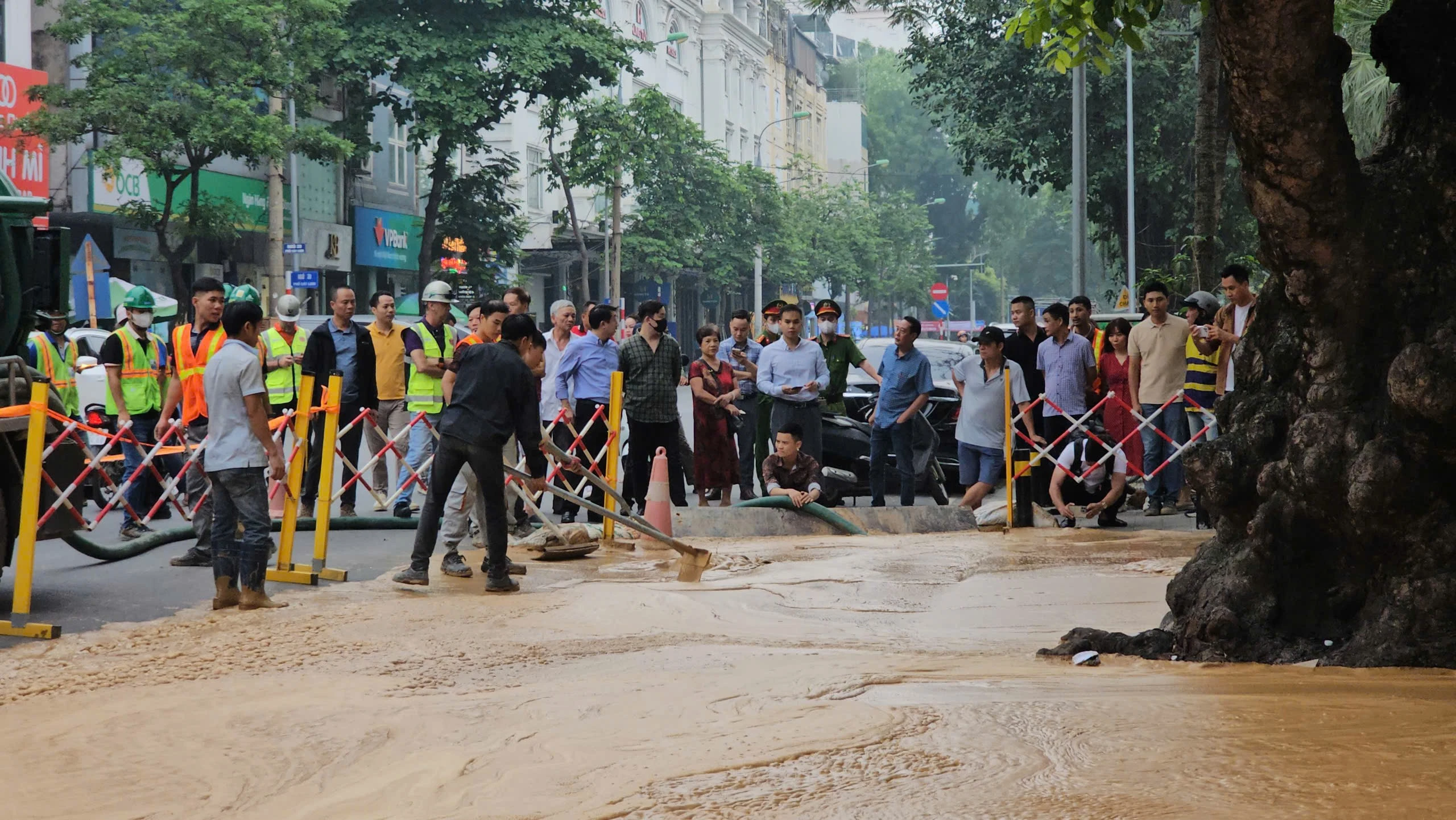 Cận cảnh bùn đất lại phun trào lên mặt đất ở Cát Linh