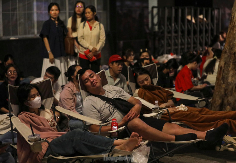 Nghìn người ngủ đêm trên hè phố chờ tổng duyệt diễu binh 30/4 Nghin nguoi ngu dem tren he pho cho tong duyet dieu binh 30/4