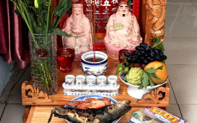 mâm cúng Thần Tài có cá lóc nướng nguyên con
